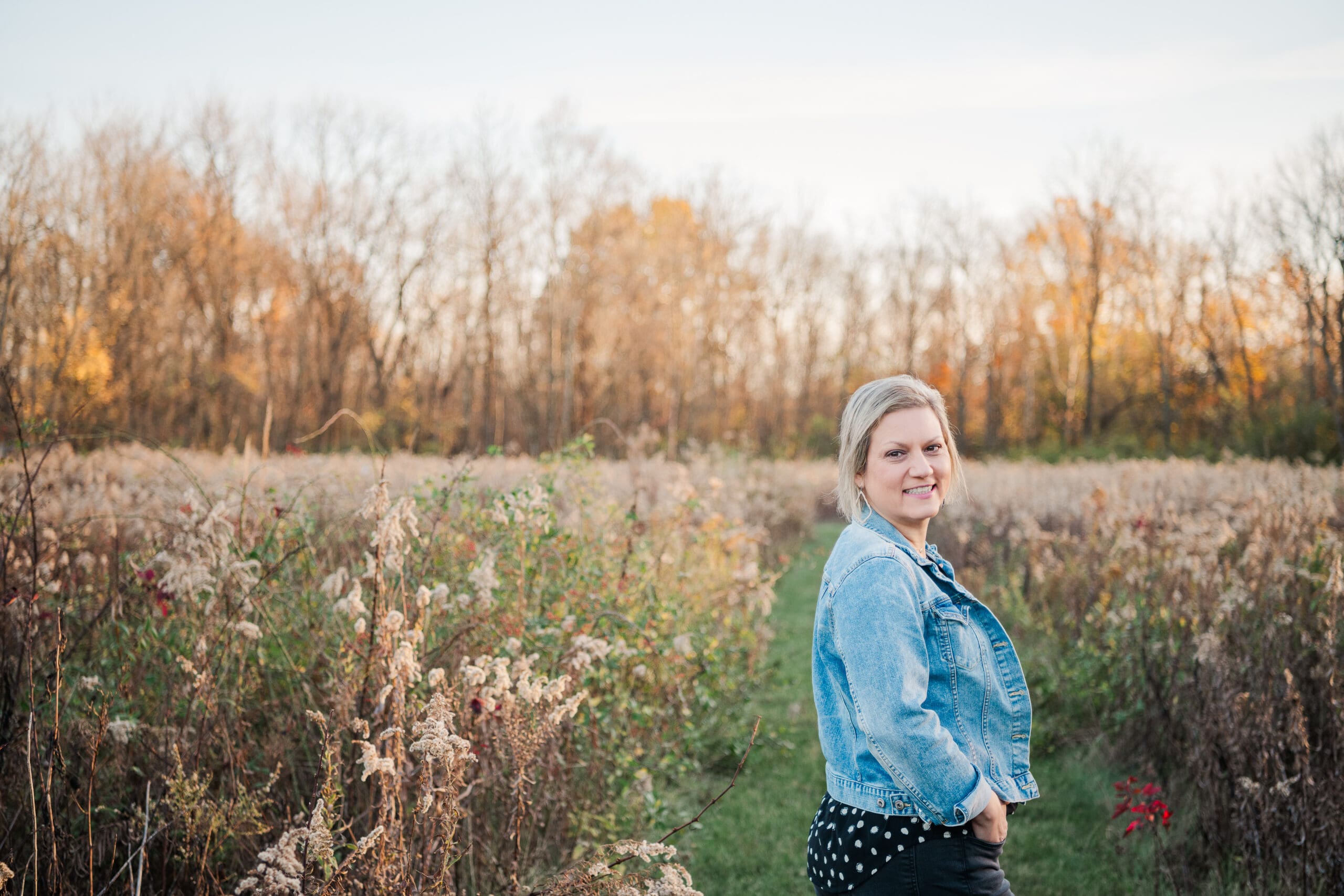 woman-posing--in-fall-golden-meadow-in-centerville-OH