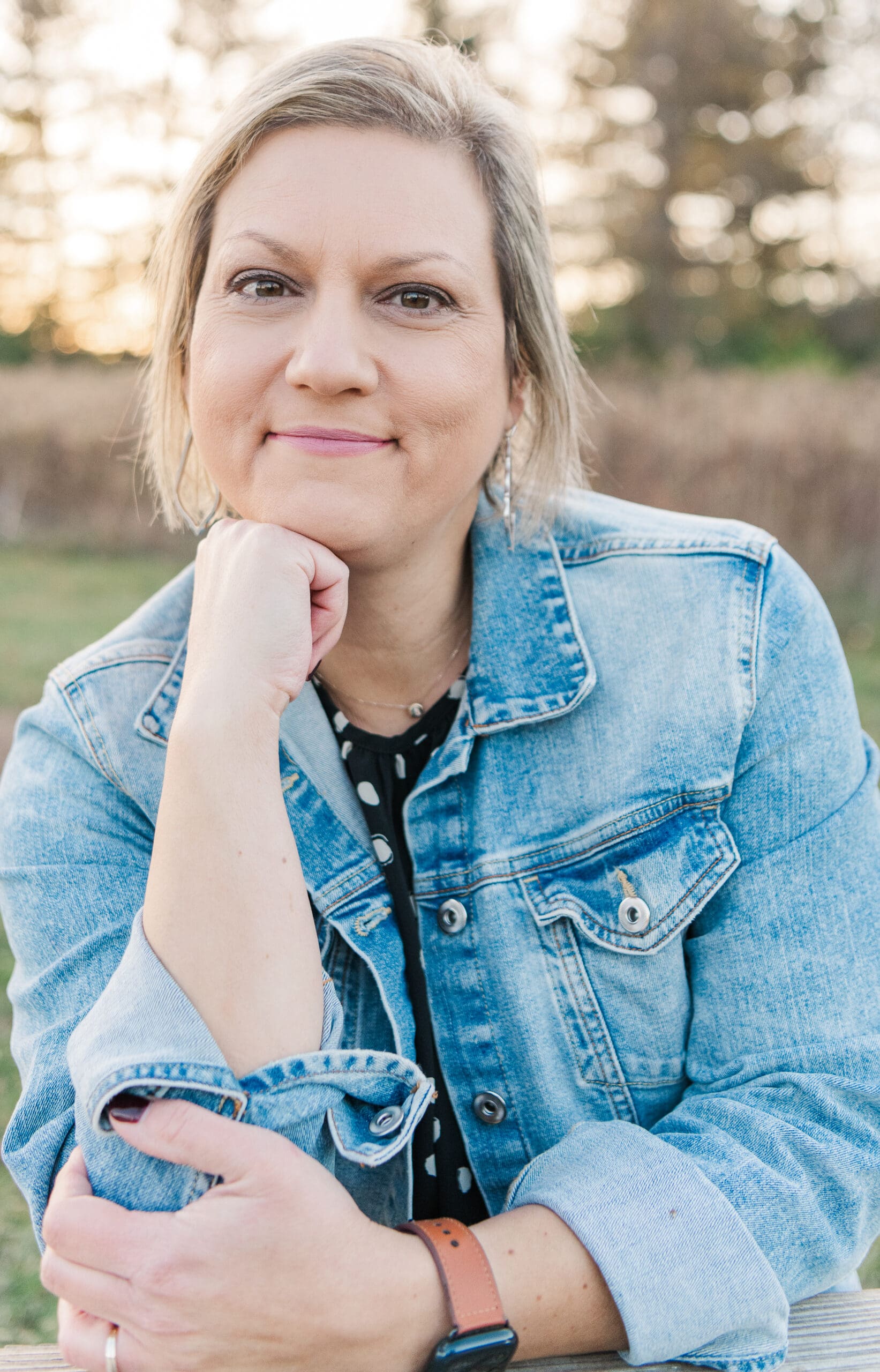 woman-posing-for headshots with a. lighter background