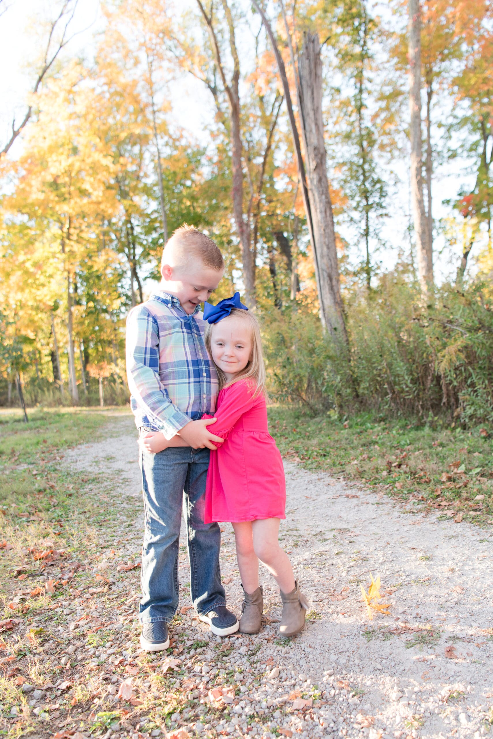 Two kids hugging at russ nature reserve looking at Dayton oh photographer